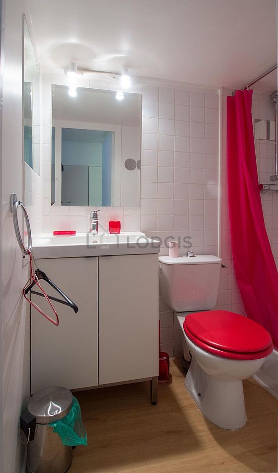 Belle salle de bain claire avec du parquet au sol