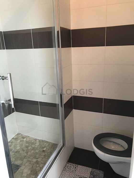 Bathroom equipped with dryer, bath towels