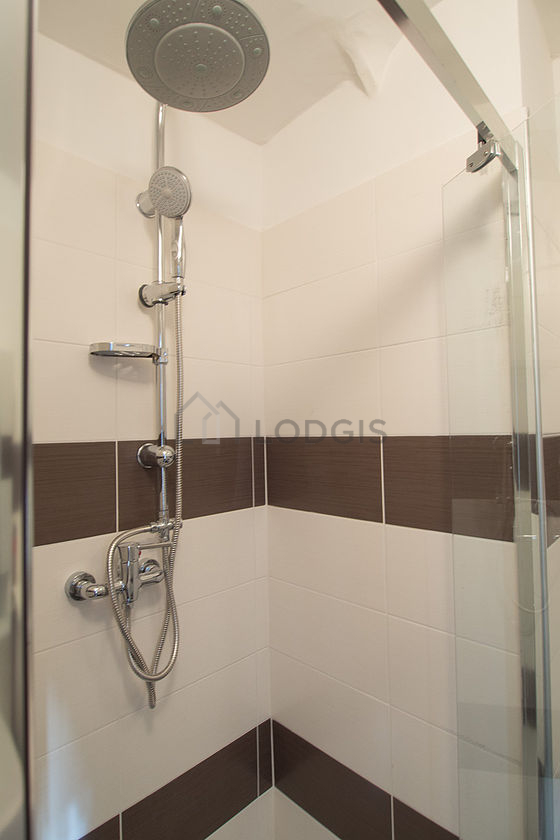 Belle salle de bain claire avec du carrelage au sol