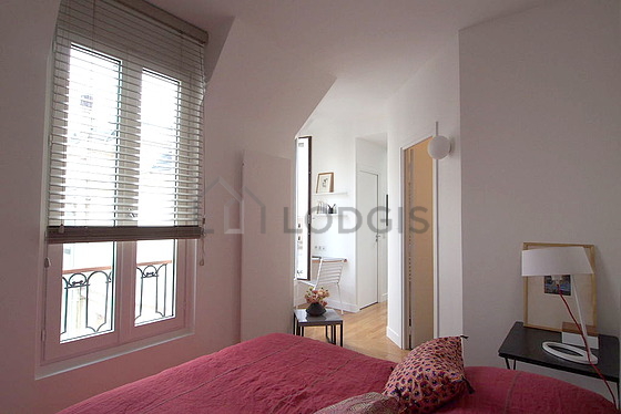 Chambre avec du parquet au sol