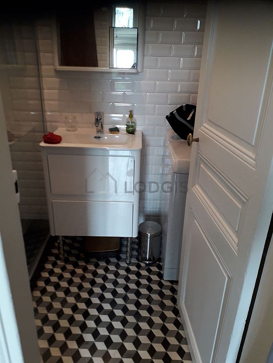 Agréable salle de bain avec fenêtres et du carrelage au sol
