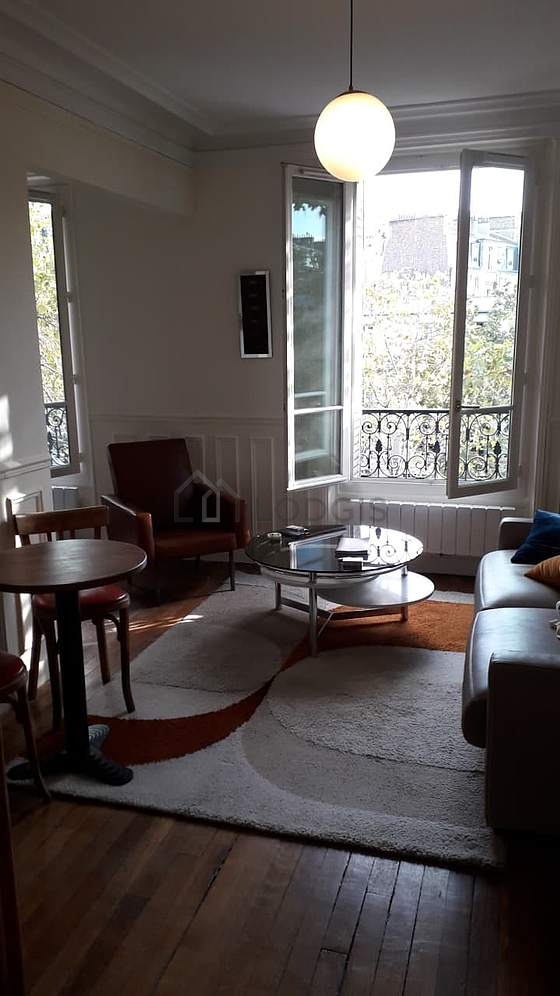 Séjour avec fenêtres double vitrage donnant sur rue