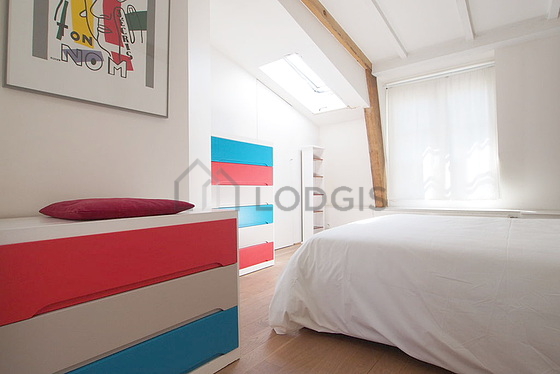 Chambre avec fenêtres double vitrage donnant sur cour