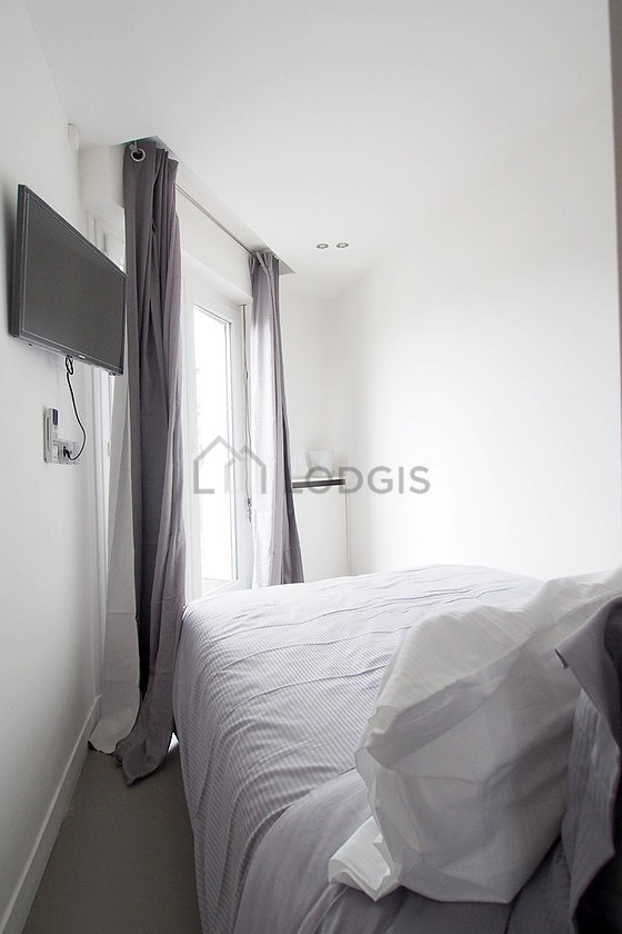 Chambre avec fenêtres double vitrage et balcon donnant sur rue