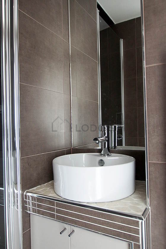 Salle de bain équipée de placard