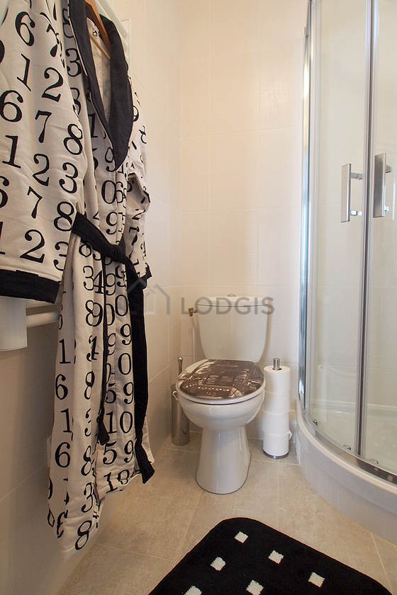 Belle salle de bain avec fenêtres et du carrelage au sol