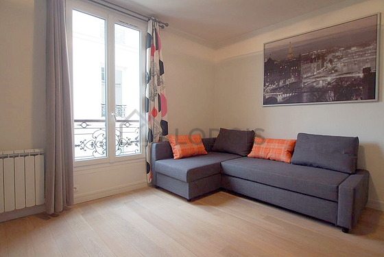 Salon avec du parquet au sol