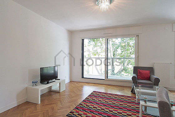 Quiet living room furnished with tv, 1 armchair(s), 4 chair(s)