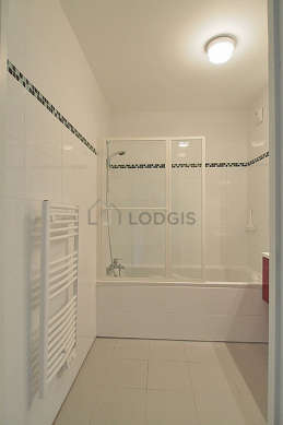 Agréable salle de bain claire avec du carrelageau sol