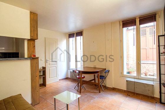 Salon avec du carrelage au sol