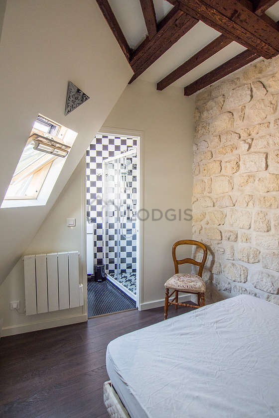 Chambre avec du parquet au sol