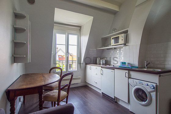 Salon avec du parquet au sol