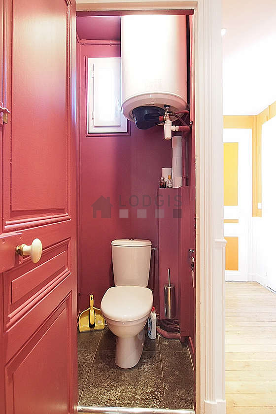 Toilettes indépendantes de la salle d'eau