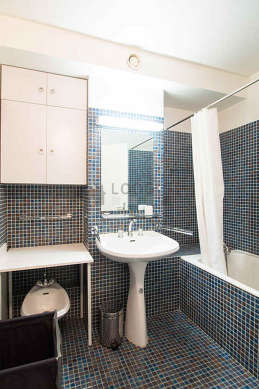 Beautiful and bright bathroom with tilefloor