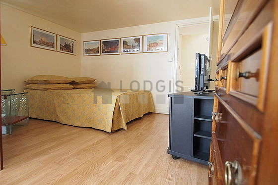 Quiet living room furnished with 1 bed(s) of 140cm, tv, wardrobe, cupboard