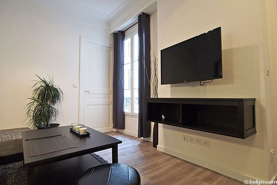 Salon avec du parquet au sol