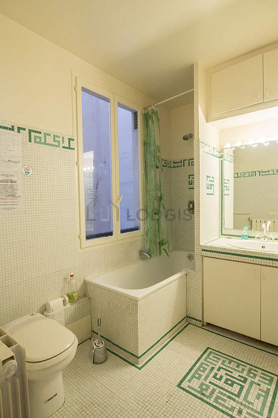 Bathroom with windows and with tile floor