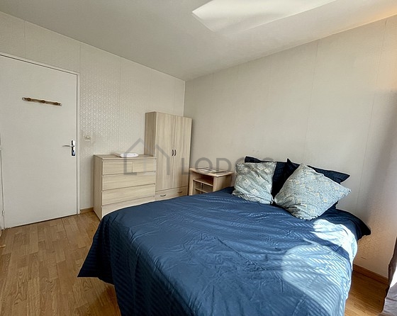 Chambre avec fenêtres donnant sur rue