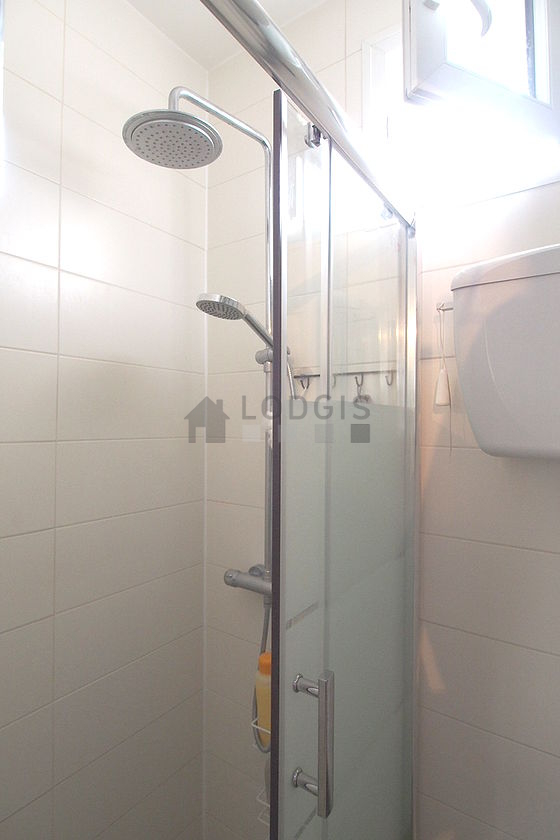 Salle de bain claire avec fenêtres double vitrage et du carrelage au sol
