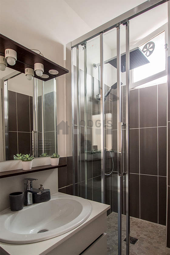 Bathroom equipped with bath towels