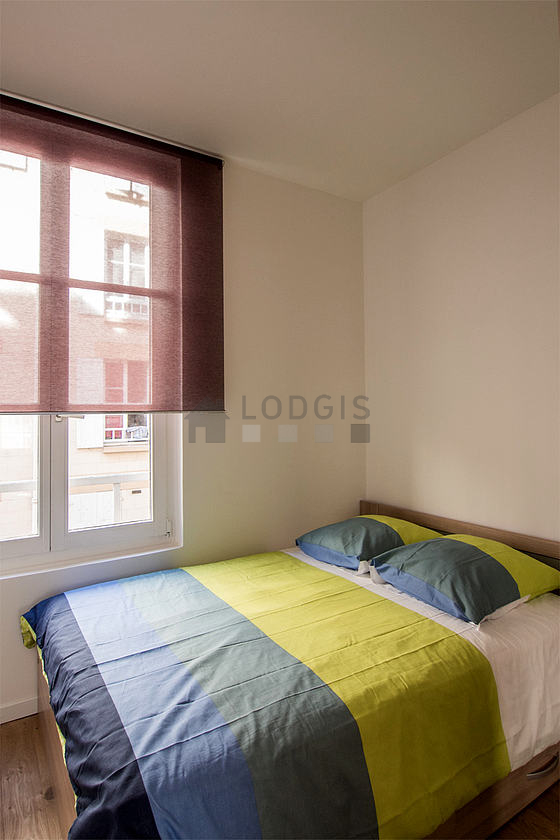 Chambre avec du parquet au sol