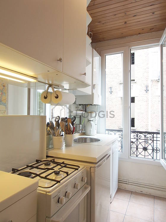 Cuisine équipée de lave vaisselle, plaques de cuisson, réfrigerateur, vaisselle