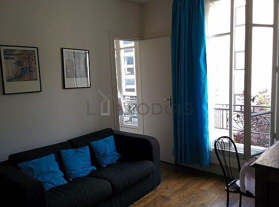 Séjour équipé de 1 canapé(s) lit(s) de 120cm, télé, 3 chaise(s)