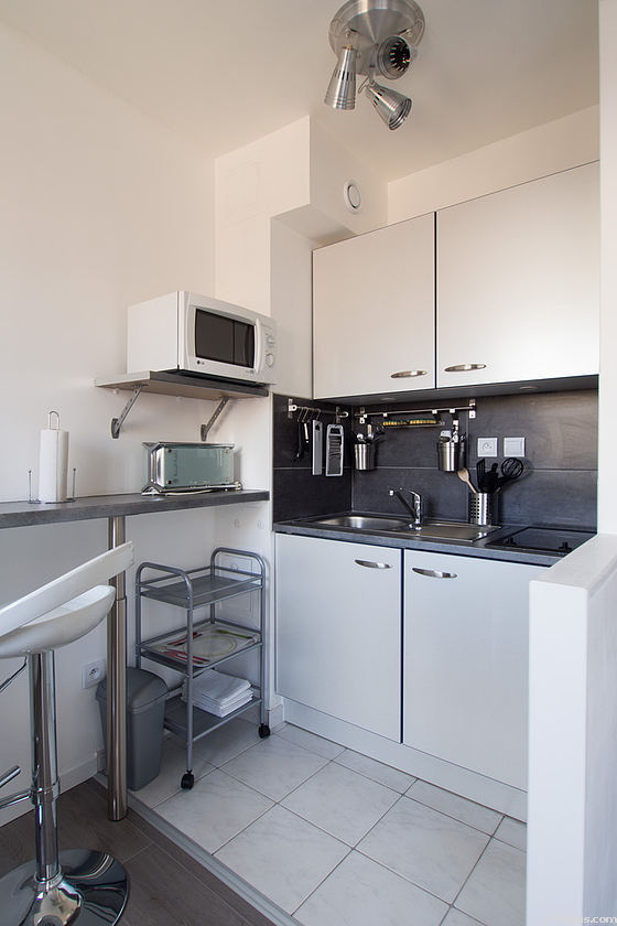 Very bright kitchen with windows