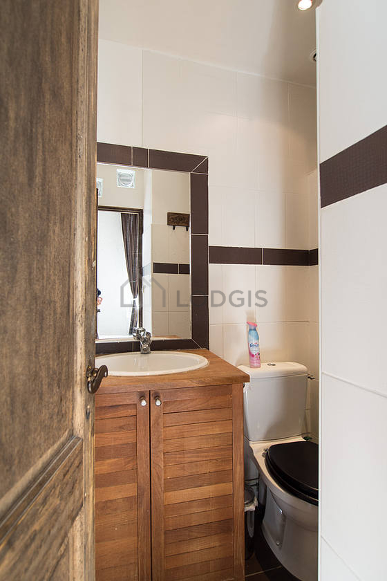 Beautiful and bright bathroom with tile floor