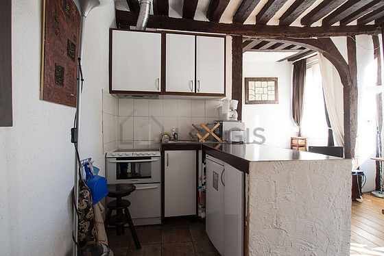 Cuisine équipée de lave vaisselle, plaques de cuisson, réfrigerateur, freezer
