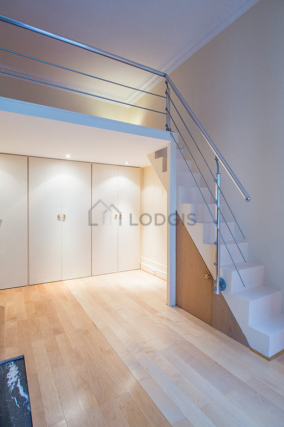 Chambre avec fenêtres double vitrage donnant sur cour