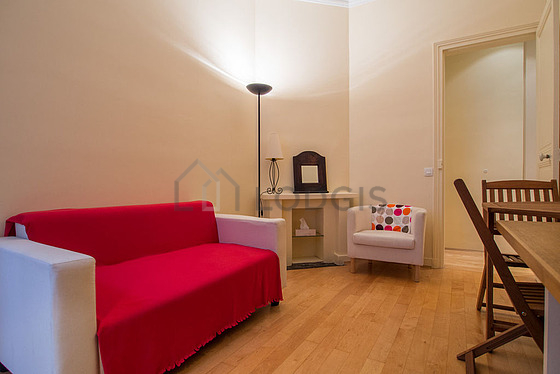 Salon avec du parquet au sol