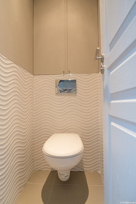 Toilettes indépendantes de la salle d'eau
