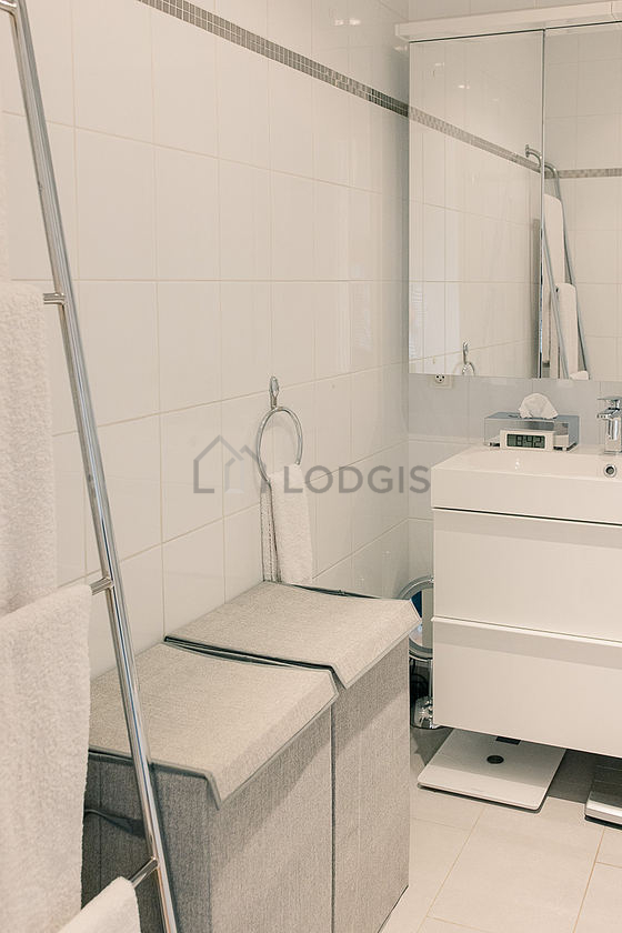 Salle de bain équipée de serviettes de bain