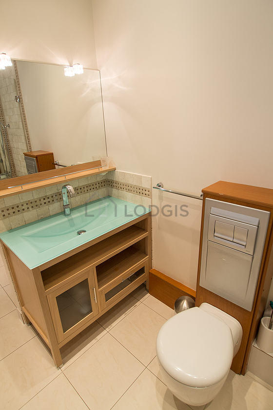 Beautiful and bright bathroom with tile floor