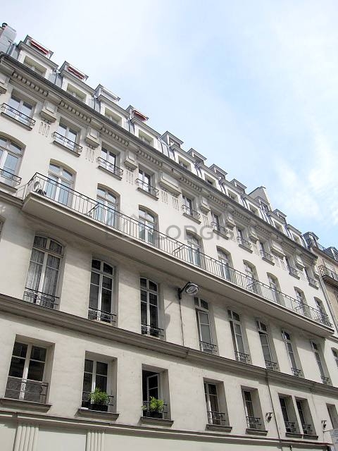 Salon avec du parquet au sol