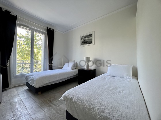 Chambre de 12m² avec du parquet au sol