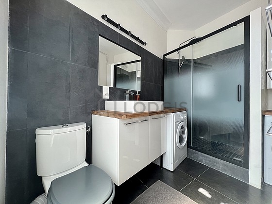 Salle de bain équipée de douche séparée