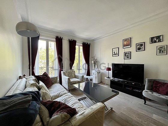 Grand salon de 21m² avec du parquet au sol