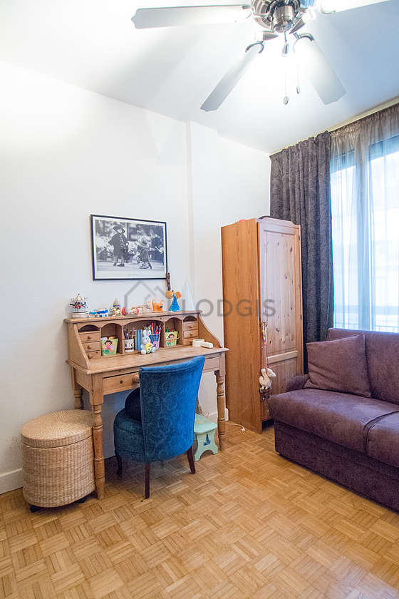 Chambre avec fenêtres double vitrage donnant sur rue