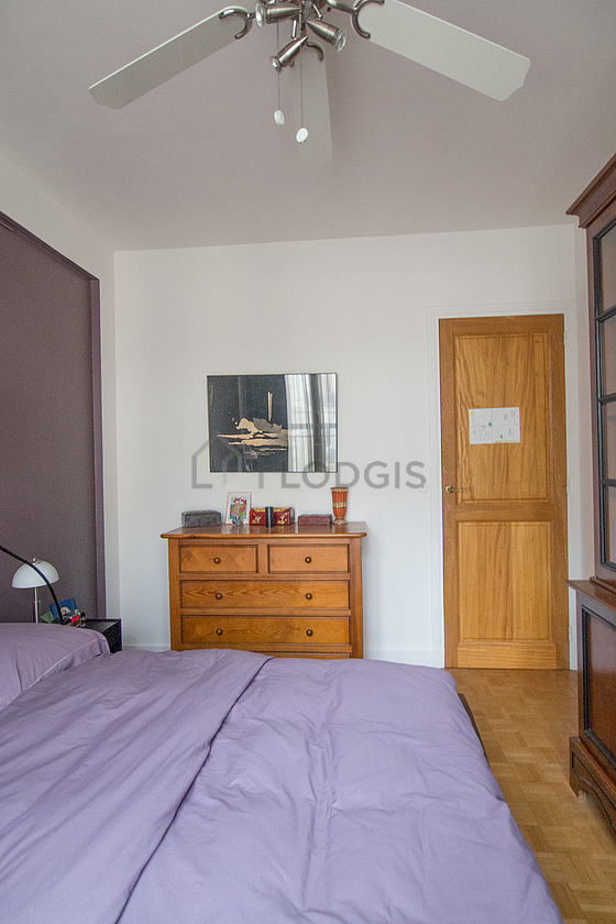 Chambre avec du parquet au sol