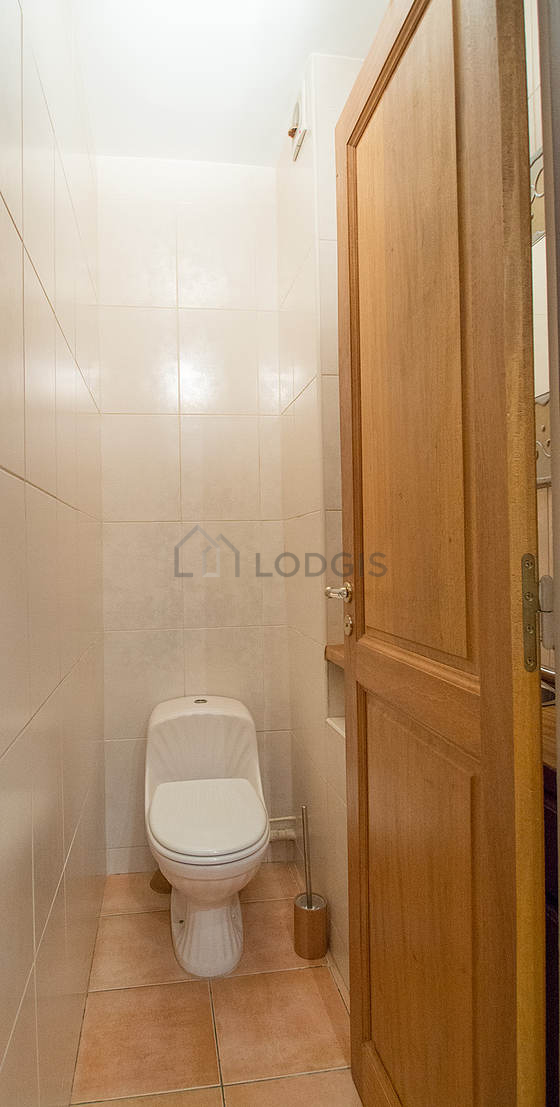 Toilettes indépendantes de la salle d'eau