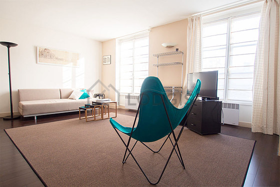 Salon avec du parquet au sol