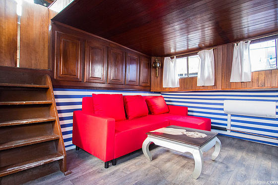 Quiet living room furnished with 1 sofabed(s) of 140cm, air conditioning, tv, dvd player