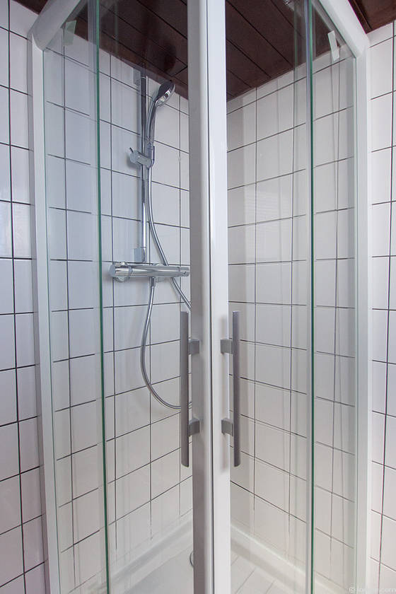 Salle de bain équipée de serviettes de bain