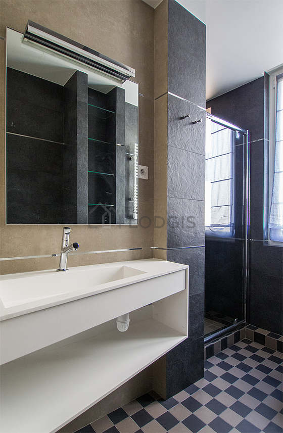 Agréable salle de bain claire avec fenêtres double vitrage et du carrelage au sol
