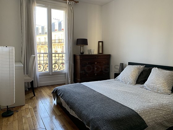 Chambre de 16m² avec du parquet au sol