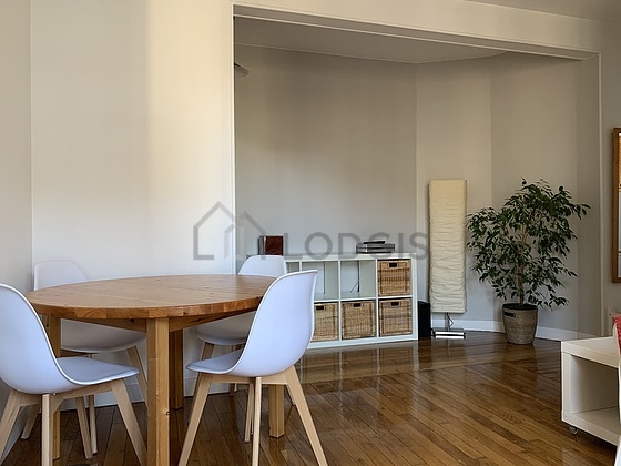 Salon de 16m² avec du parquet au sol