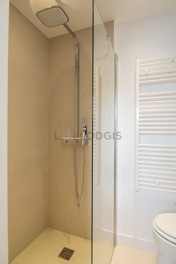 Beautiful and bright bathroom with tile floor