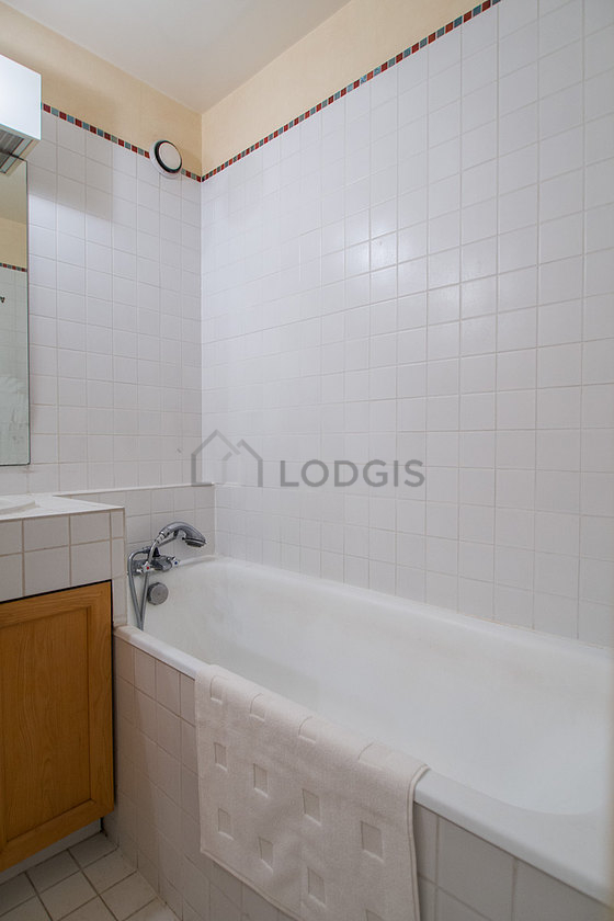 Bathroom equipped with bath towels